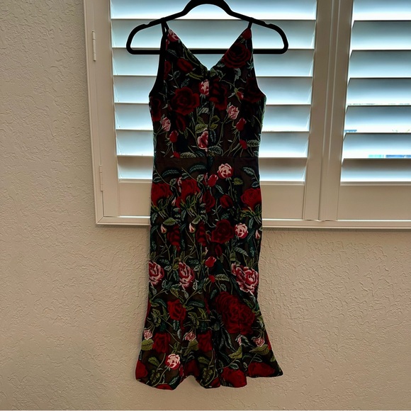 Dress the Population Isabelle Deep V-Neck Embroidered Midi Dress Size S - Picture 9 of 10